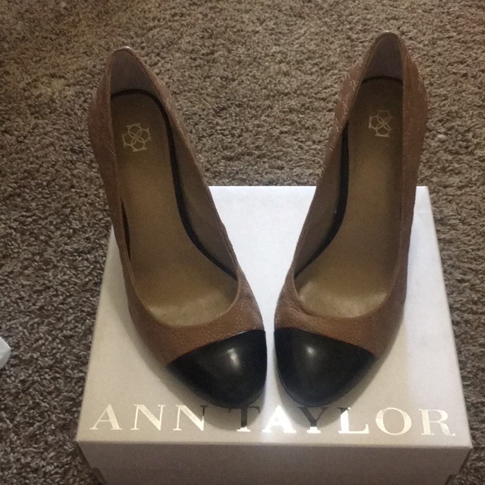 Black and Tan spectator pumps
